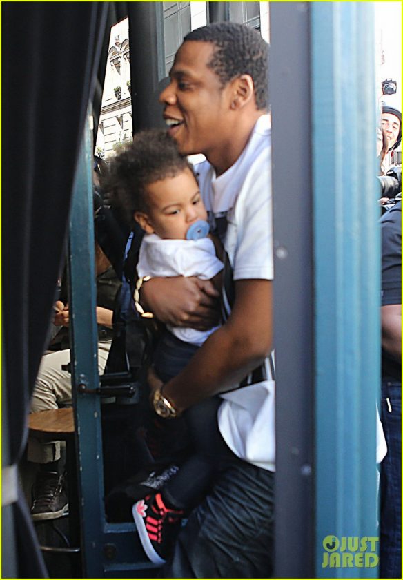 beyonce-jay-z parisian lunch with blue ivy carter