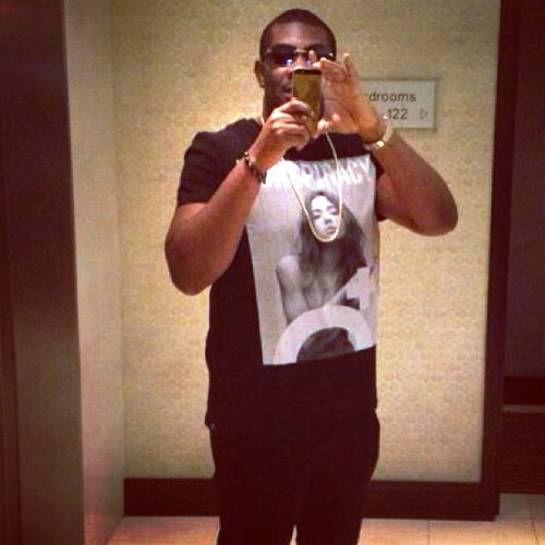 Don Jazzy pictured with Alexandera Amosu’s 18ct Gold with diamonds IPhone 5