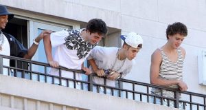 Justin Bieber spits on his fans from his hotel balcony