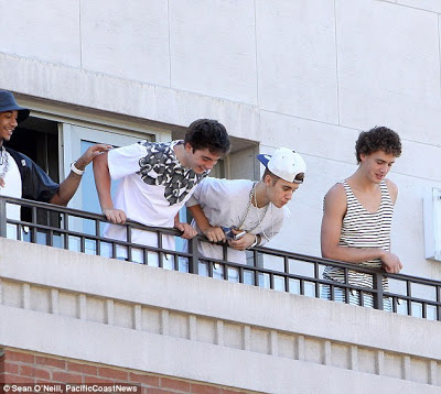 Justin Bieber spits on his fans from his hotel balcony