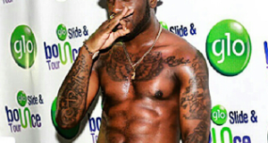 Burna Boy shows off his six packs at Glo bounce concert in calabar
