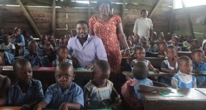 John Dumelo donates to school children