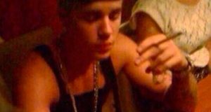 Justin Bieber smoking