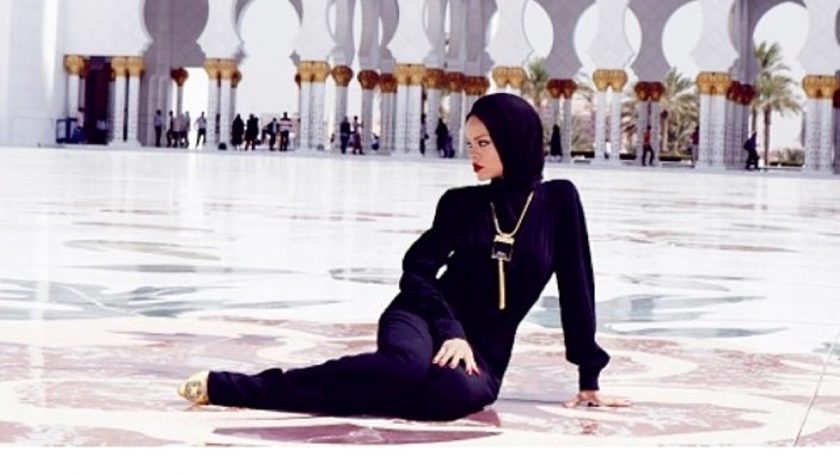 Rihanna at Abu Dhabi mosque