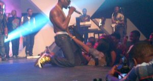 Fans embarass D'Banj during his performance in Zimbabwe