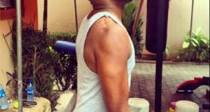 Banky W flaunts muscular arms in workout session