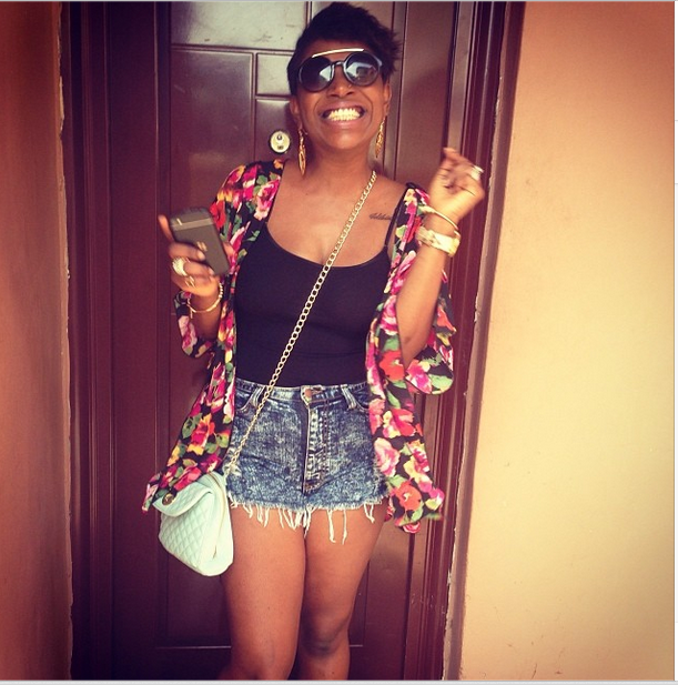 Annie Idibia looking sèxy in beach outfit