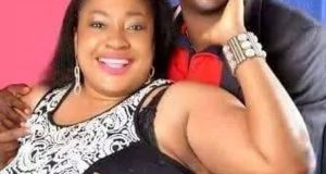 Foluke Daramola's husband grabs her bõõbs
