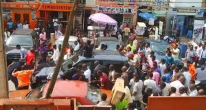 Iyanya sprays money at Computer village, Ikeja