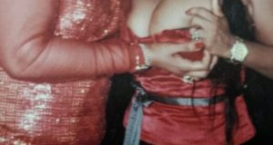 Lady squeezes Cossy's bõõbs