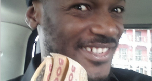 Tuface Idibia flaunts wads of cash
