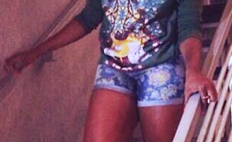 Waje shows off hot legs in shorts