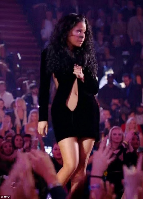 Nicki Minaj wardrobe malfunction during MTV VMA performance