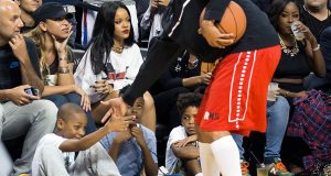 chris brown & rihanna avoid at basketball game