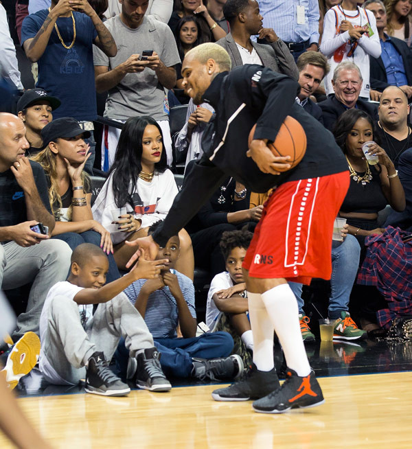 chris brown & rihanna avoid at basketball game