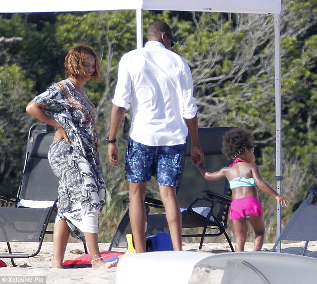 Beyoncé, Jay Z & Blue Ivy in France