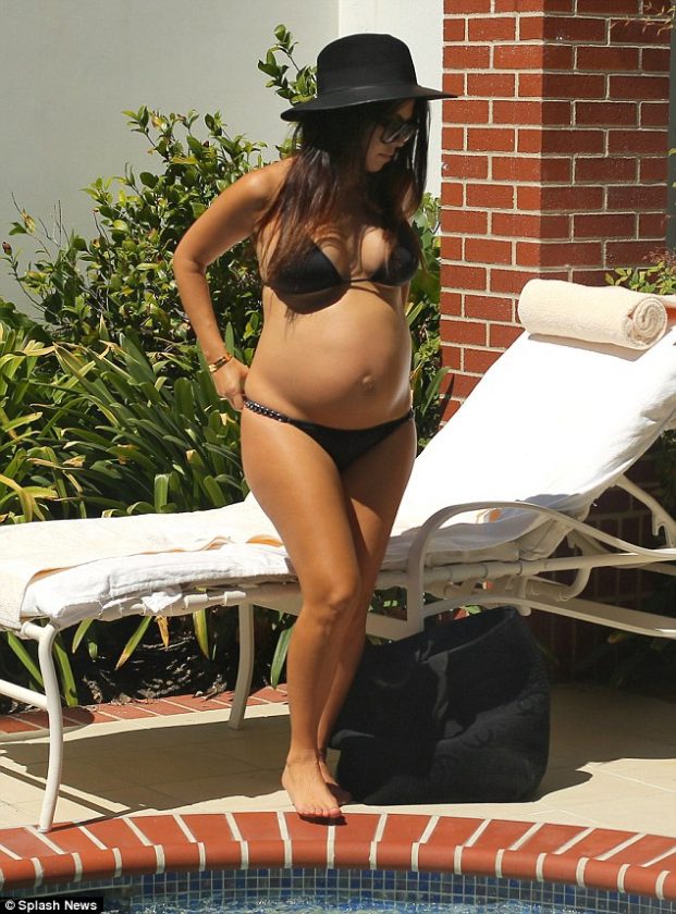 Kourtney Kardashian flaunts baby bump