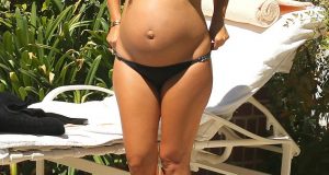Kourtney Kardashian flaunts baby bump in skimpy bikini