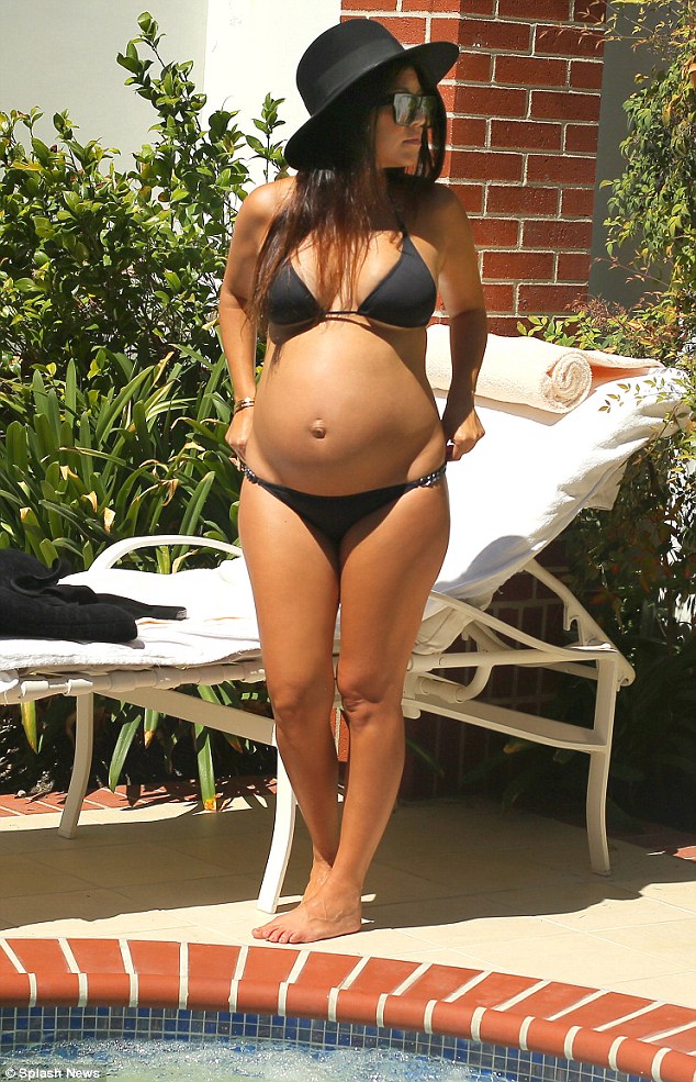 Kourtney Kardashian flaunts baby bump in skimpy bikini