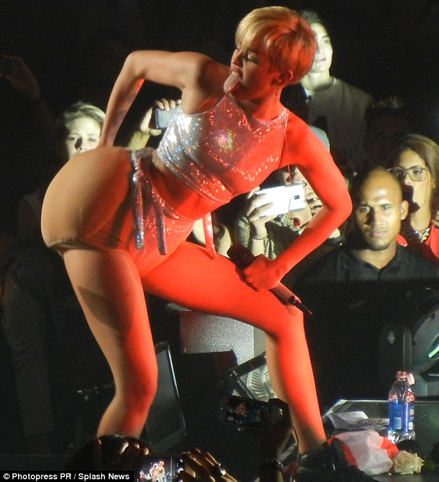 Miley Cyrus flaunts her new BIG Butt