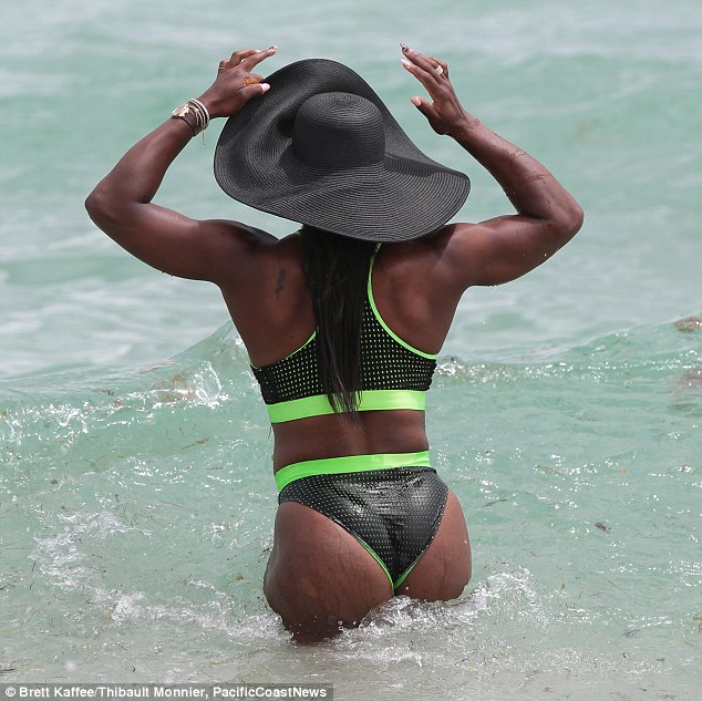 Serena Williams displays huge butt in a Bikini