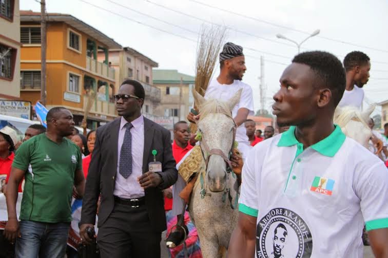 9ice rides a horse to submit his nomination form