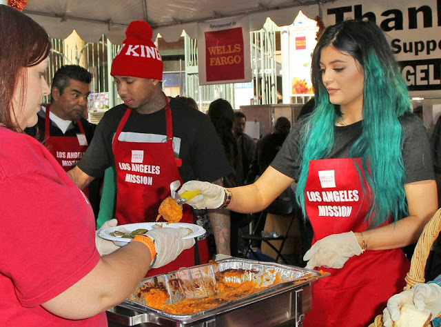 Kylie Jenner & Tyga spend Thanksgiving feeding the homeless