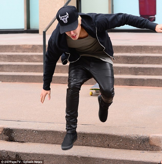 Justin Bieber falls to the floor in public