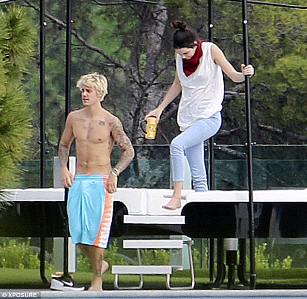 Justin Bieber goes shirtless with Kendall JennerJustin Bieber goes shirtless with Kendall Jenner