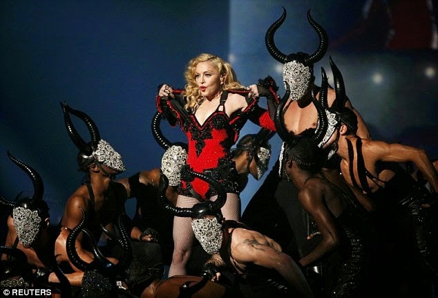 Madonna stimulates se.x with her male dancers