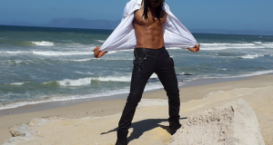 Flavour shows off hot bod in beach-side photo