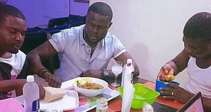 Seyilaw munching away with Yomi Casual