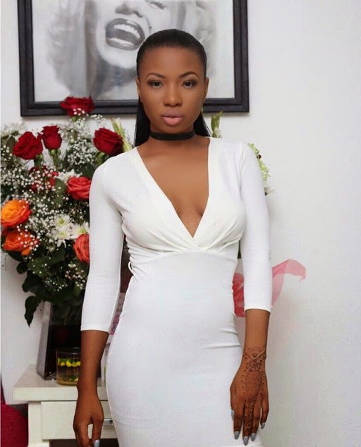 Mochedda stuns in white