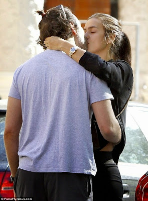 Bradley cooper & Iriyna Shayk spotted kissing