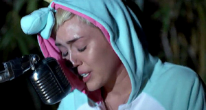 Miley Cyrus cries over her dead pet fish