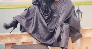 Derenle rocks Agbada & High Heeled Boots as he turns 32