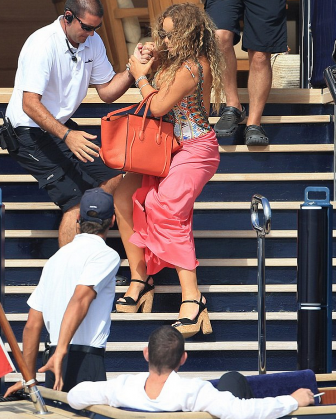 Mariah Carey stumble