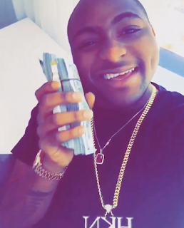 Davido shows off cash after his robbery incident