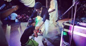 Fan grabs Wizkid's leg at his concert in Mali