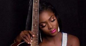 Debie Rise & her Guitar