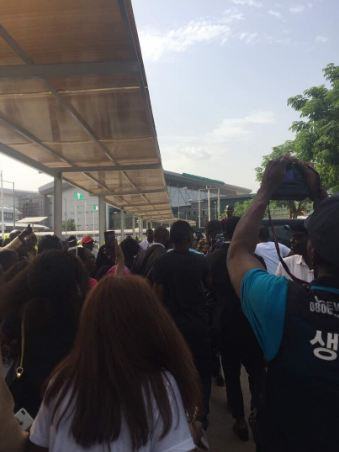 Efe Welcomed By Large Crowd In Abuja As He Arrives In Style