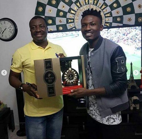 “Learn To Monetize Your Talents” – Ali Baba To Nigerians Efe Pays Visit To Comedian Alibaba; Gets Gifted With An Exotic Drink