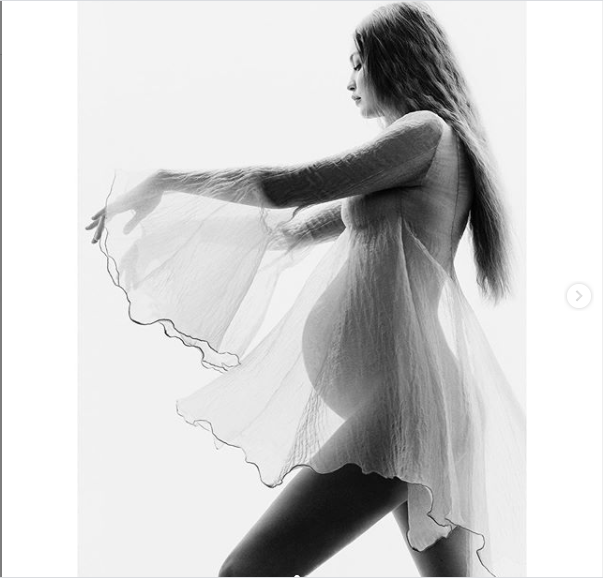 Gigi Hadid Flaunts Baby Bump Photos 1 Gigi Hadid