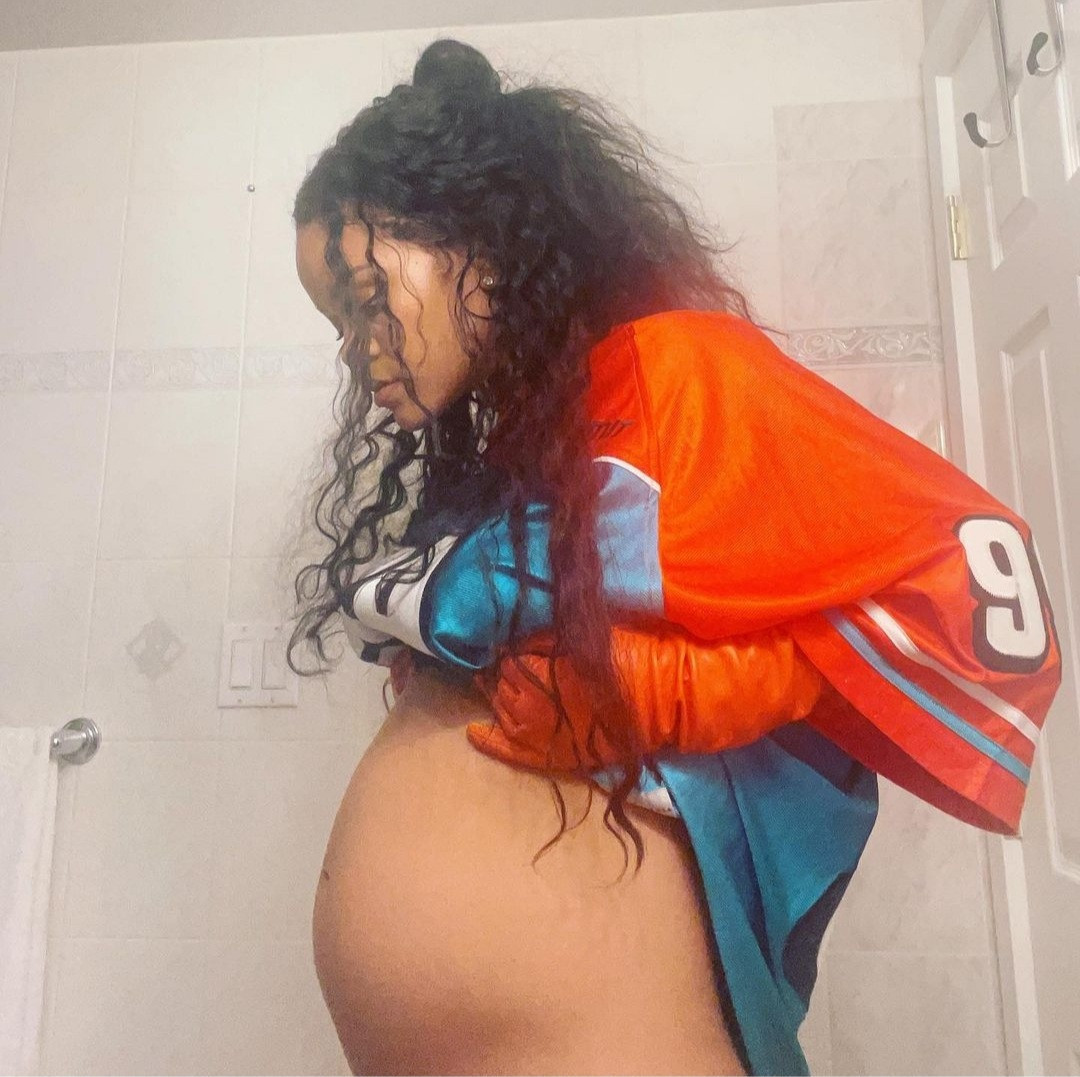 Rihanna Flaunts Her Baby Bump On Instagram 1 Rihanna