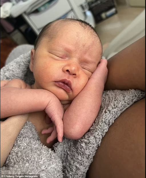 Chrissy Teigen Flaunts Her Newly Born Daughter's Face 2 Chrissy Teigen